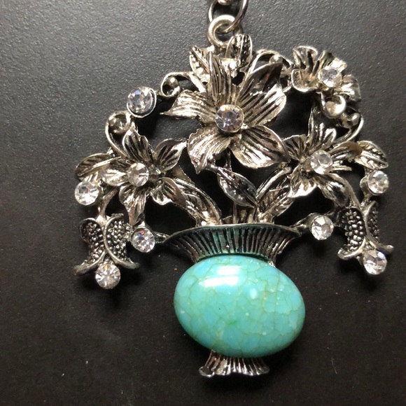 Jewelry - Vintage Flower vase necklace